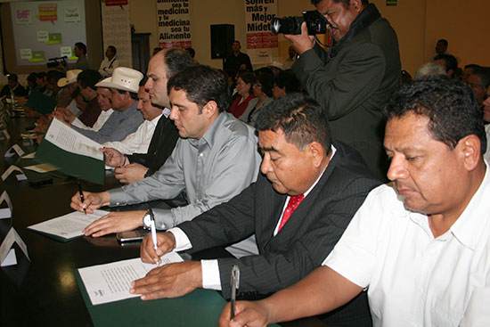 Alcaldes en la firma del convenio del programa interinstitucional. 