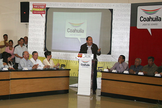 El gobernador Rubén Moreira Valdez presentando el programa. 