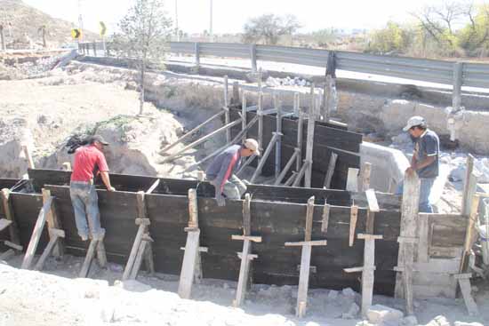 Trabaja gobierno municipal en reparación de talud de puente 