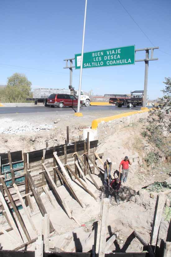 Trabaja gobierno municipal en reparación de talud de puente 