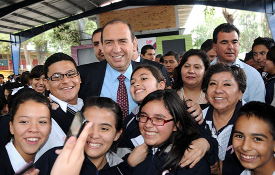 Convive gobernador con jóvenes de la Secundaria Número 11 al poner en marcha Programa Escolar Preventivo 2012-2015