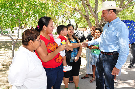 Cumple Presidente Municipal compromiso con vecinos de la colonia Guillén