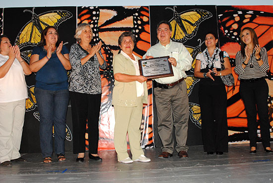 Dan bienvenida a mariposa monarca con Festival Artístico