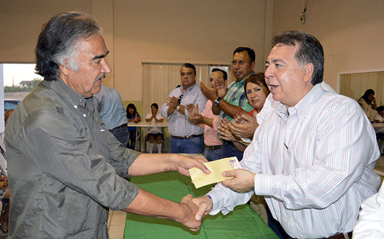 Entrega el alcalde Alberto Aguirre Villarreal beca económica a adultos mayores