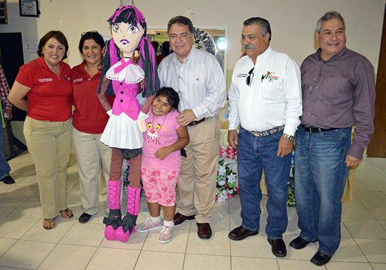 Entrega el alcalde Alberto Aguirre Villarreal beca económica a adultos mayores