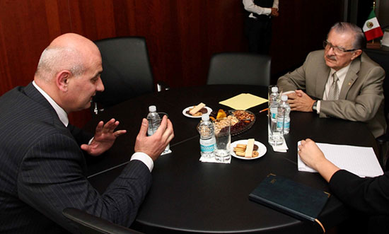 Se reúnen el senador del PRI, Braulio Fernández Aguirre y el embajador de Georgia, Malkhaz Mikeladze