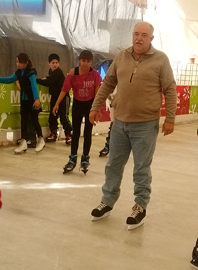 Alcalde Melchor Sánchez y familia acuden a pista de patinaje sobre hielo