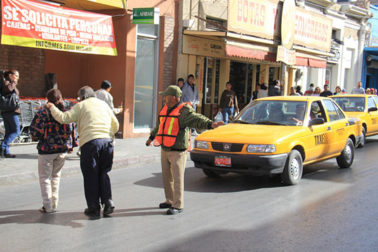 Auxilia policía a automovilistas en avenidas transitadas