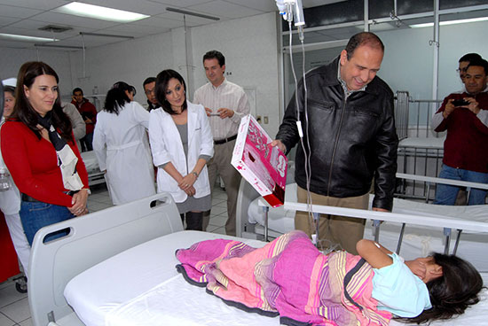 El gobernador Rubén Moreira y su esposa Carolina Viggiano llevan regalos a pacientes del Hospital del Niño