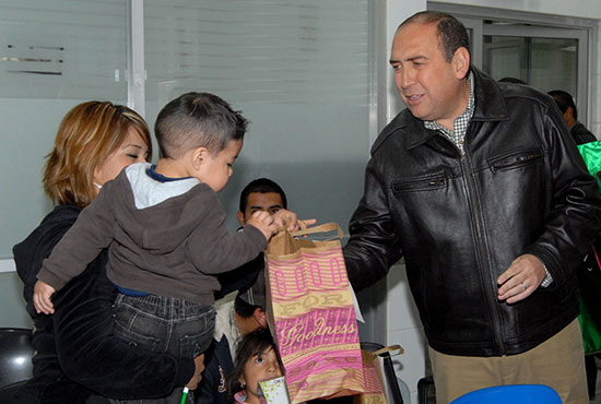 El gobernador Rubén Moreira y su esposa Carolina Viggiano llevan regalos a pacientes del Hospital del Niño