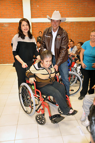 Elevar calidad de vida de personas con discapacidad, compromiso del alcalde y su esposa