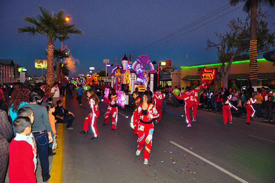 Espectacular desfile navideño cautiva a 70 mil nigropetenses