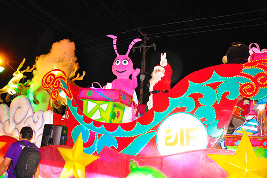 Espectacular desfile navideño cautiva a 70 mil nigropetenses