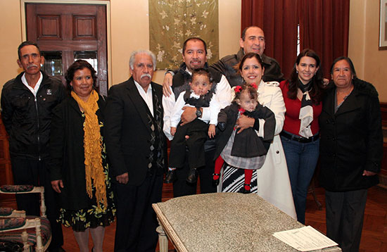 Gobernador y su esposa atestiguan adopción de seis infantes de la Casa Cuna y Albergue