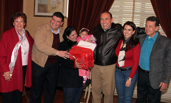 Gobernador y su esposa atestiguan adopción de seis infantes de la Casa Cuna y Albergue