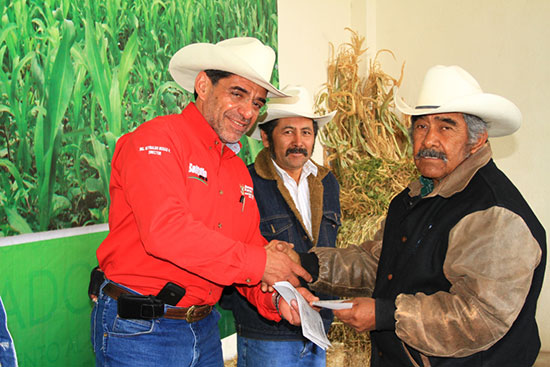 Hace Jericó efectivos apoyos a tractoristas y productores rurales