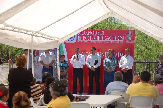 Arranca Antonio Nerio electrificación en colonia Hacienda Chiquita