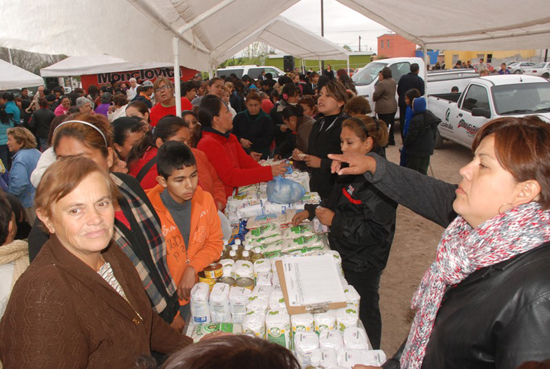 Autoridades municipales llevaron a cabo una brigada de venta de productos de la canasta básica a precios accesibles 