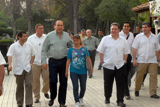 El alcalde Alberto Aguirre recorre La Alameda en Saltillo con el gobernador