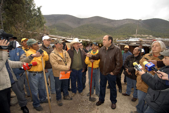 El gobernador Rubén Moreira reconoce a brigadistas que combaten incendio en “La Efigenia” 