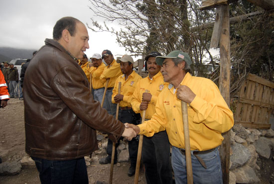 El gobernador Rubén Moreira reconoce a brigadistas que combaten incendio en “La Efigenia” 