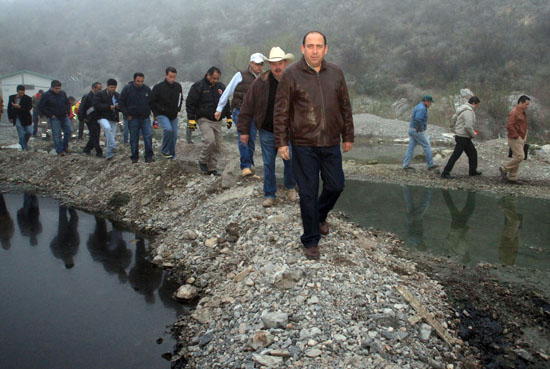 El gobernador Rubén Moreira recorre punto donde se presentó incendio forestal en Arteaga 