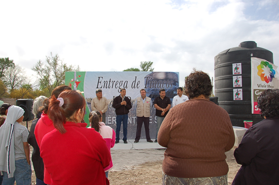 Entrega Antonio Nerio tanques abastecedores de agua a comunidades rurales