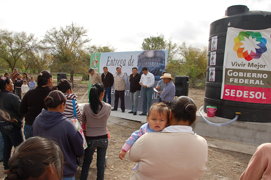 Entrega Antonio Nerio tanques abastecedores de agua a comunidades rurales
