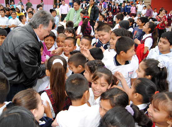 Entregan cancha de usos múltiples a la primaria Adolfo López Mateos, en beneficio de más de 350 estudiantes 