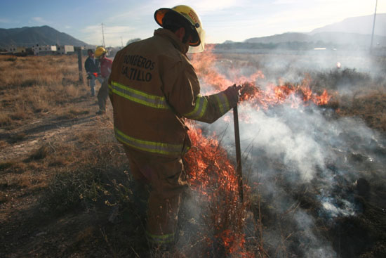 Instrucciones de bomberos para prevenir incendios forestales 