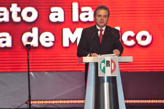  Dolores Hidalgo, Gto.- Cientos de priistas saludaron a Enrique Peña Nieto, quien rindió protesta como candidato del Partido Revolucionario Institucional a la Presidencia de la República.