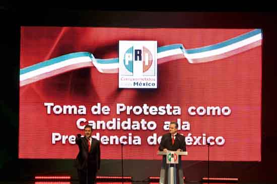 Dolores Hidalgo, Gto.- Acompañado por su esposa, Angélica Rivera de Peña y por sus hijos, Enrique Peña Nieto, rindió protesta como candidato del PRI a la Presidencia de la República.