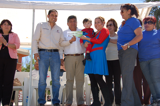Premia Antonio Nerio a ganadores del desfile por Día Mundial del Agua