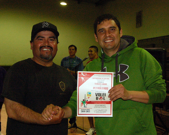 Premió Antonio Nerio a ganadores de torneo municipal de volibol