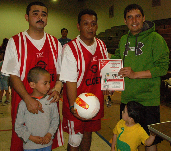 Premió Antonio Nerio a ganadores de torneo municipal de volibol