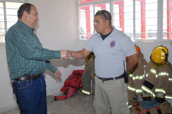 Rubén Moreira entrega apoyos para Bomberos y Protección Civil de Arteaga 