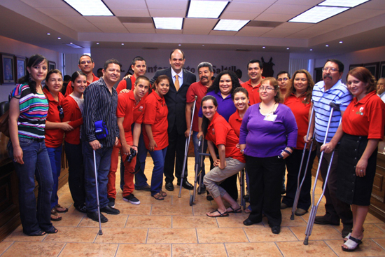 Al finalizar el Alcalde saludó a miembros de la Asociación Coahuilense de Esclerosis Múltiple, quienes recibirán tres lotes de terreno en la colonia Las Teresitas.