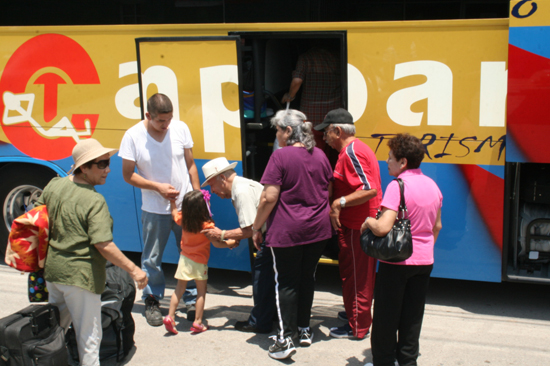 Agradecen adultos mayores del DIF San Juan de Sabinas viaje a campamento 
