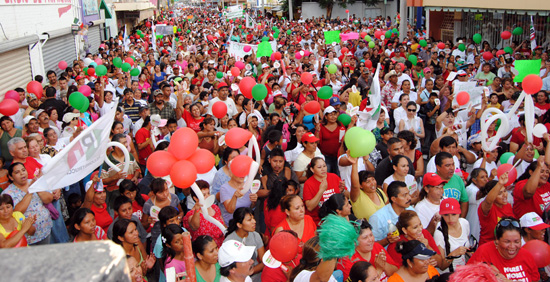 Cerca de 20 mil personas se manifiestan en favor de Enrique Peña Nieto 