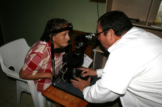 Conjuntan esfuerzos DIF Rosita y Club de Leones en favor de la salud visual 