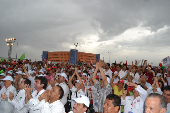 EPN se reunió con más de 30 mil simpatizantes en Torreón