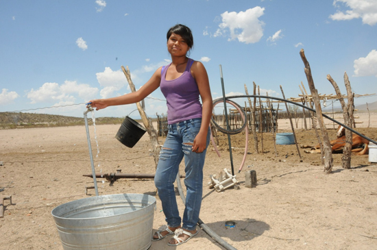 Por primera vez en su historia, las familias del ejido Cuates de Australia ya tienen agua potable 