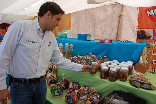 Recorrió Antonio Nerio la expo artesanal de Oaxaca 