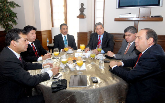 Se reúne el gobernador Rubén Moreira con líderes del magisterio 