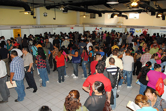 Acuden más de dos mil personas a Feria del Empleo en Acuña