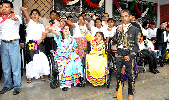 Conviven alcalde y su esposa en festejo mexicano con alumnos con capacidades diferentes