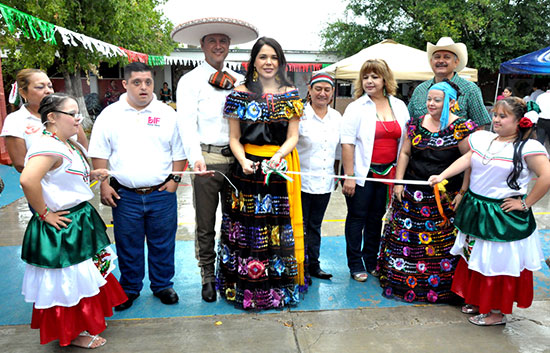 Conviven alcalde y su esposa en festejo mexicano con alumnos con capacidades diferentes