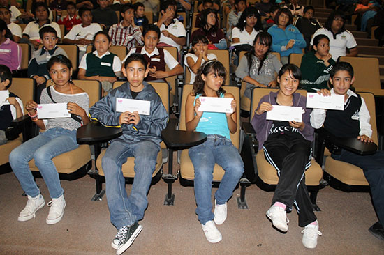 Entrega DIF Coahuila becas para evitar deserción escolar