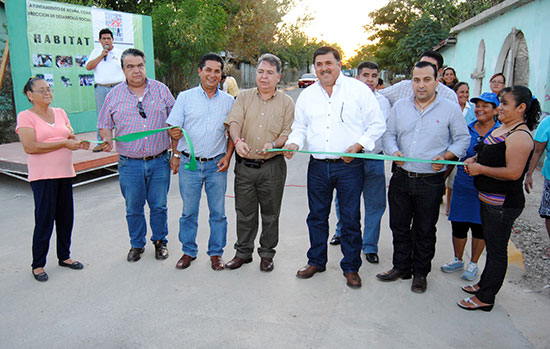 Entrega el alcalde Alberto Aguirre Villarreal obra de pavimentación a la colonia Tierra y Libertad
