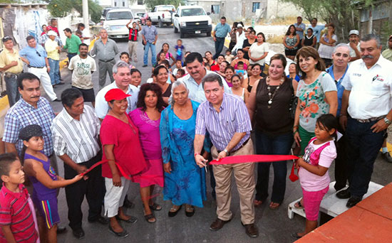 Entregan obras de pavimentación a habitantes de las colonias Refugio Rentería y San Antonio